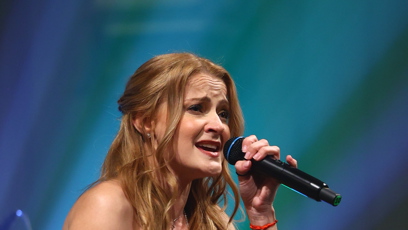 FOTO: Šárka Vaňková na pódiu, kde oživila nezapomenutelné hity Ivety Bartošové.