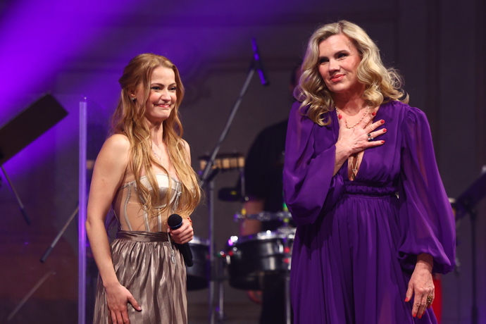 FOTO: Šárka Vaňková a Leona Machálková. – stránka 23