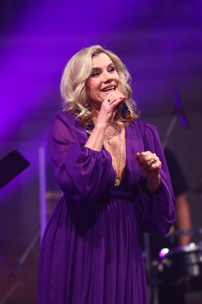 FOTO: Leona Machálková zazpívala na vzpomínkovém koncertu Ivety Bartošové. – stránka 22