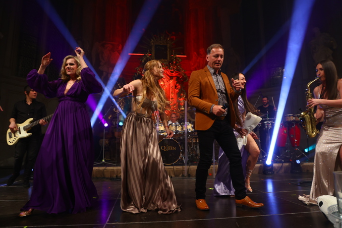 FOTO: Šárka Vaňková a Petr Vondráček spolu zazpívali hity Knoflíky lásky a Hej, pane diskžokej. – stránka 17