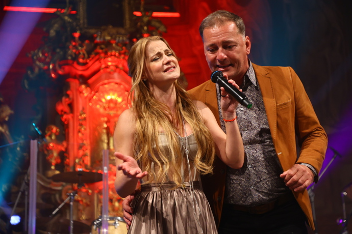 FOTO: Šárka Vaňková a Petr Vondráček spolu zazpívali hity Knoflíky lásky a Hej, pane diskžokej. – stránka 14