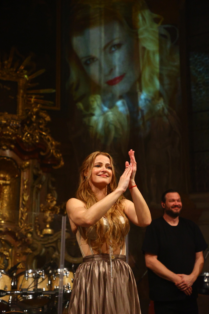 FOTO: Šárka Vaňková se převtělila v Ivetu Bartošovou. – stránka 8