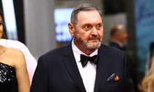 Josef Kokta odcházel z Thermalu v doprovodu své ženy.