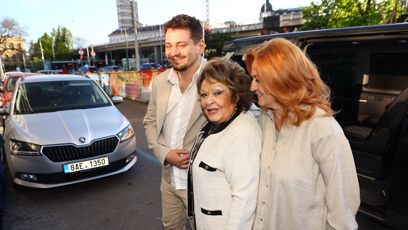 FOTO: Po boku jí šla dcera Simona Stašová.