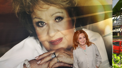 FOTO: Simona Stašová zapózovala u plakátu se svou mámou.