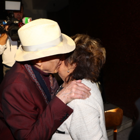 Jan Přeučil políbil Jiřinu Bohdalovou.