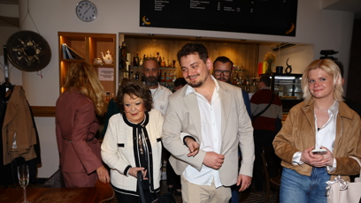 FOTO: Herecká legenda zářila ve světlém kabátě.