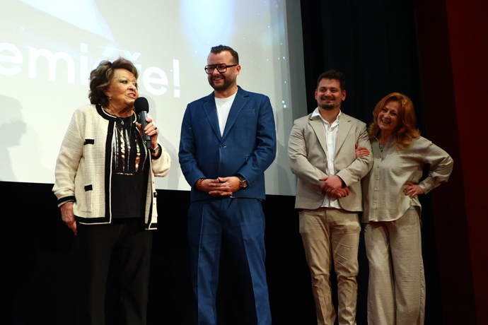 FOTO: Herečka měla po boku svou rodinu. – stránka 93
