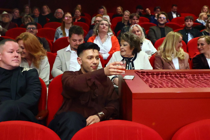FOTO: Bendig tam nakonec zůstal sám. – stránka 88