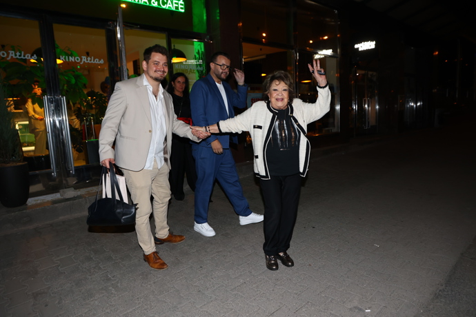 FOTO: Herečka si večer velmi užila. – stránka 83