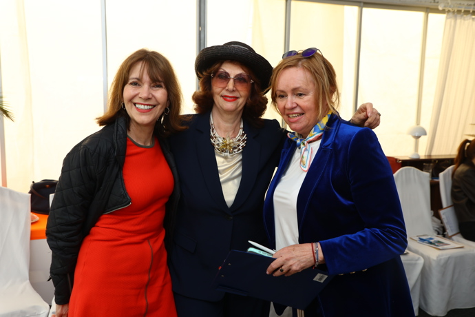 FOTO: Jitka Sedláčková s Michaelou Dolinovou a Saskií Burešovou. – stránka 6