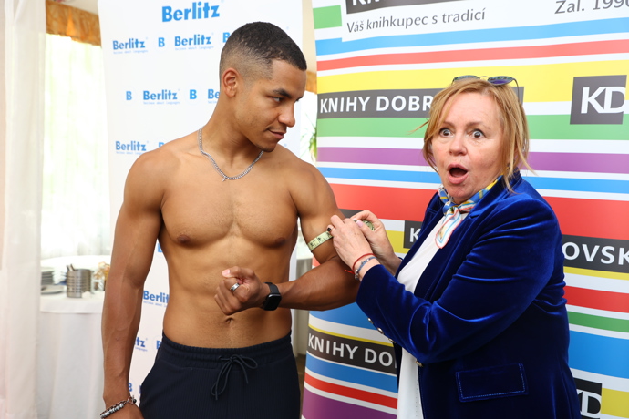 FOTO: Jitka Sedláčková s potencionálním účastníkem Muže roku.