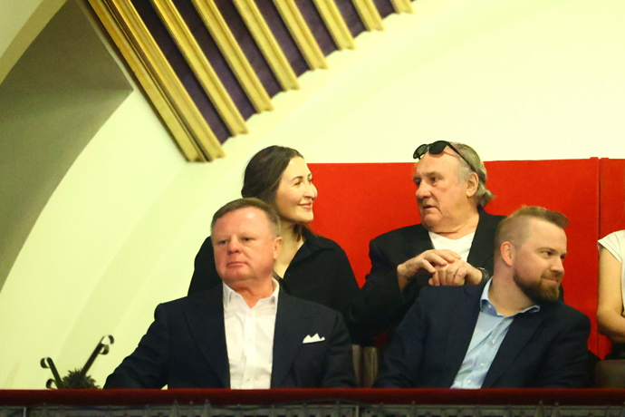 FOTO: Gérard Depardieu dorazil na veřejnou oslavu Jiřiny Bohdalové. – stránka 40