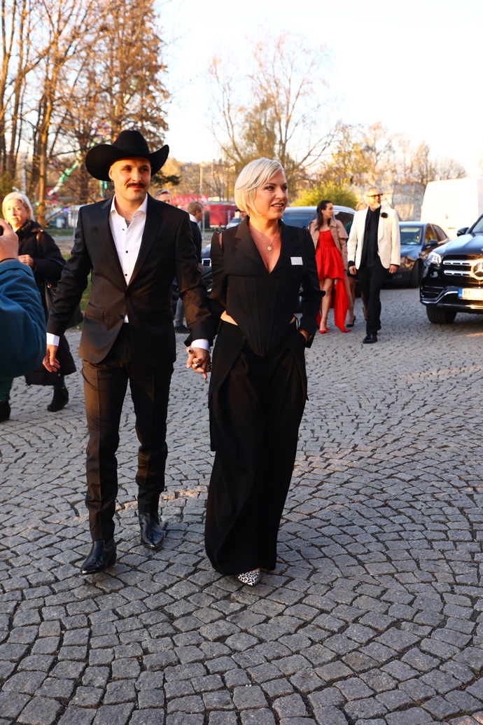 FOTO: Martina Pártlová dorazila ruku v ruce s partnerem. – stránka 8