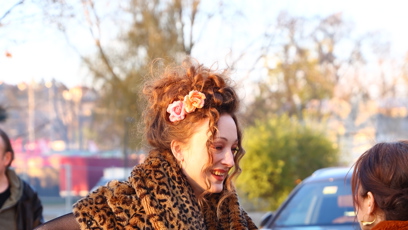 FOTO: Takhle dáma zvolila velmi extravagantní outfit.