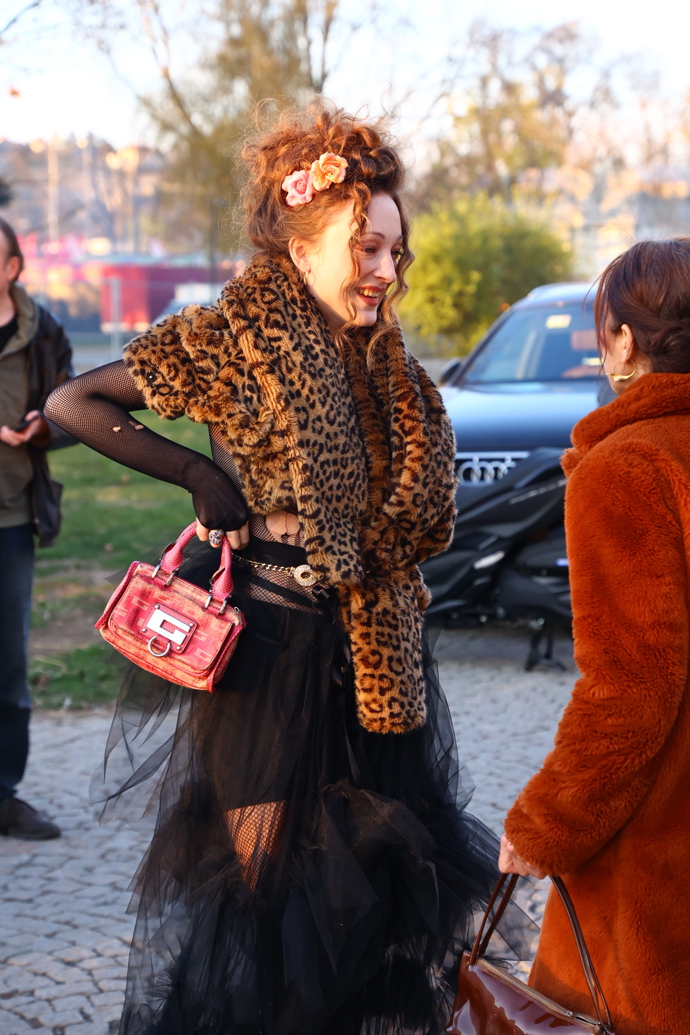 FOTO: Takhle dáma zvolila velmi extravagantní outfit. – stránka 216
