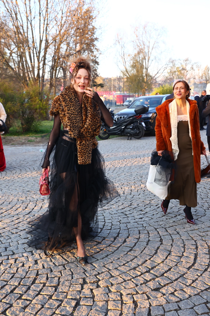 FOTO: Takhle dáma zvolila velmi extravagantní outfit. – stránka 214