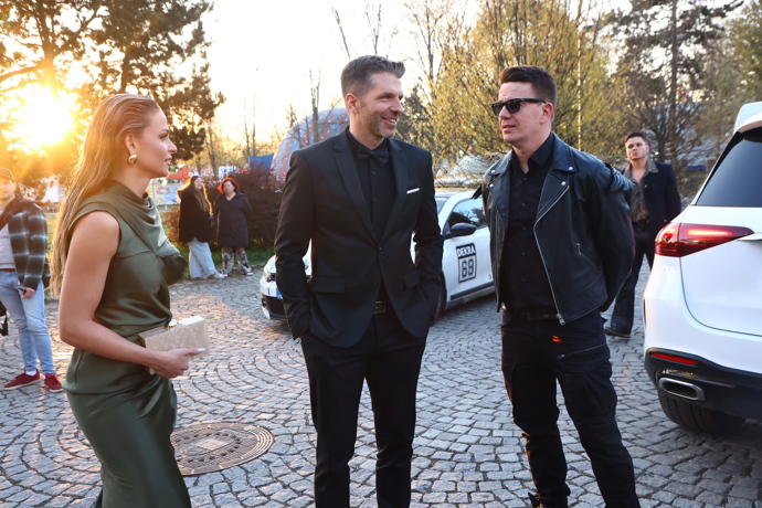 FOTO: Petr Cerha dorazil s manželkou Terezou. Venku se potkali s DJem Roxtarem. – stránka 1