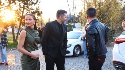 FOTO: Tereza měla co dělat, aby uhlídala dekolt.