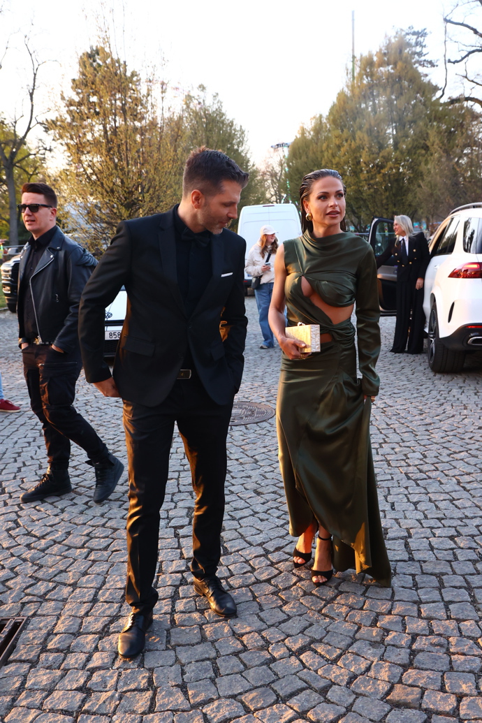 FOTO: Petr Cerha dorazil s manželkou Terezou. – stránka 3