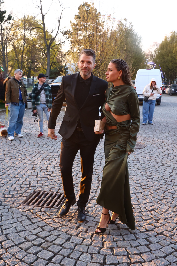 FOTO: Petr Cerha dorazil s manželkou Terezou. – stránka 2