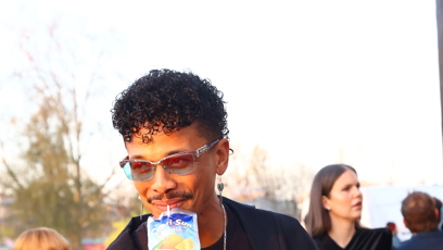 FOTO: Zpěvák Ben Cristovao si vychutnal džusík.