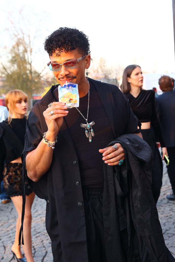 FOTO: Zpěvák Ben Cristovao si vychutnal džusík. – stránka 2