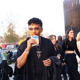 Zpěvák Ben Cristovao si vychutnal džusík.