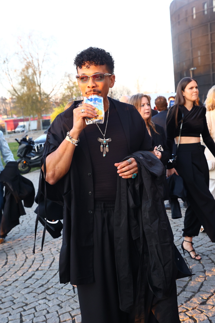 FOTO: Zpěvák Ben Cristovao si vychutnal džusík. – stránka 1