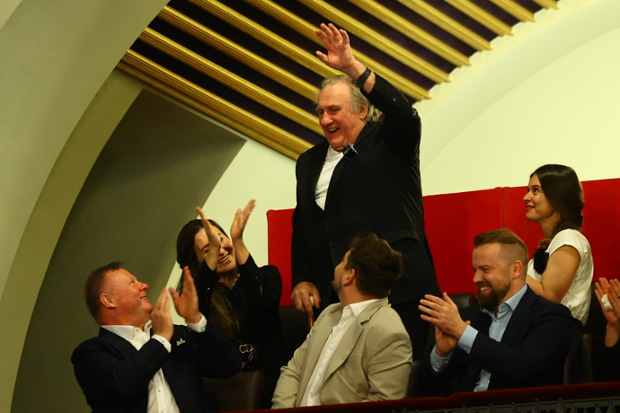 FOTO: Gérard Depardieu dorazil na veřejnou oslavu Jiřiny Bohdalové. – stránka 38