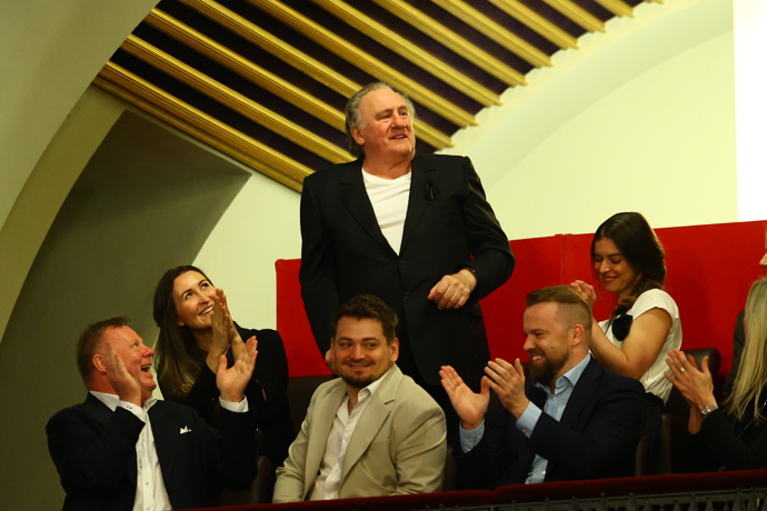 FOTO: Gérard Depardieu dorazil na veřejnou oslavu Jiřiny Bohdalové. – stránka 37