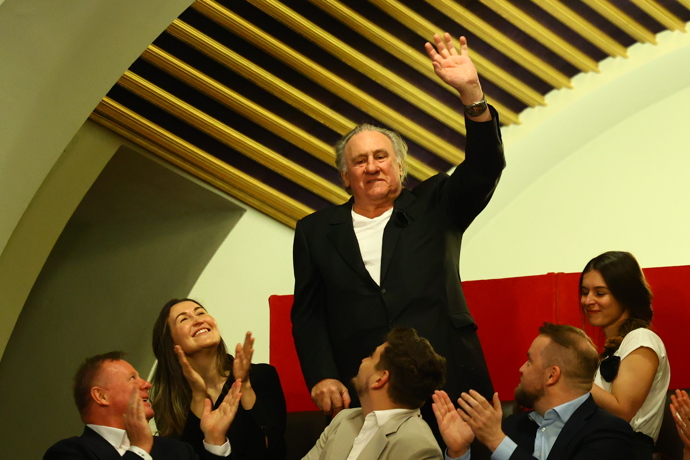FOTO: Gérard Depardieu dorazil na veřejnou oslavu Jiřiny Bohdalové. – stránka 36
