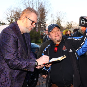 Richard Müller rozdával podpisy.