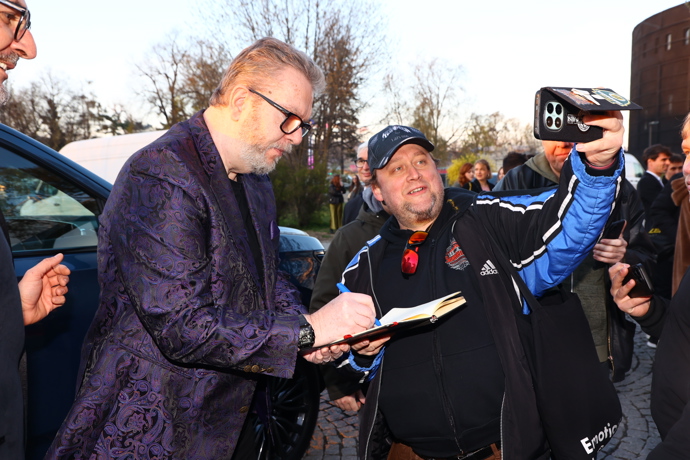 FOTO: Richard Müller rozdával podpisy. – stránka 207