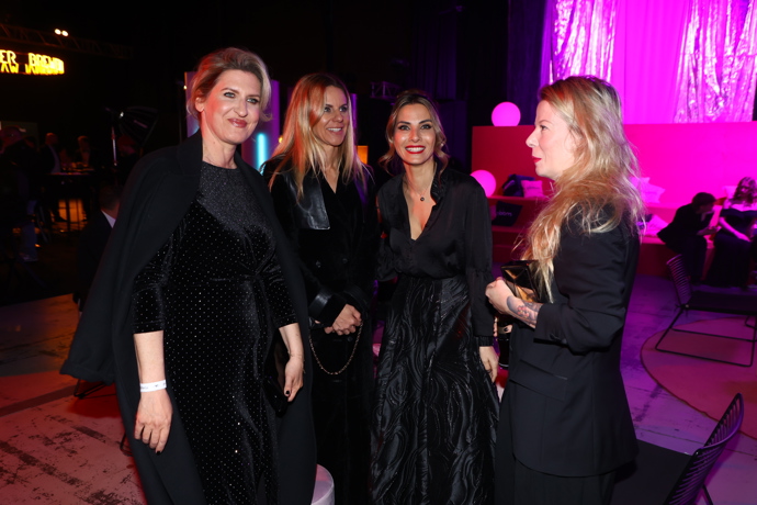 FOTO: Hana Třeštíková s Evou Decastelo. – stránka 2