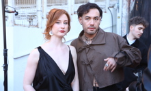 Renne bok po boku Natálky.