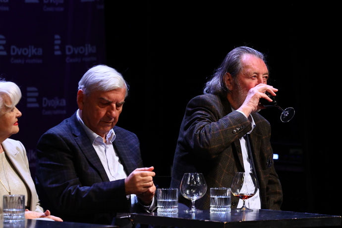 FOTO: Bolek Polívka a Miroslav Donutil si dali dobré pití. – stránka 4