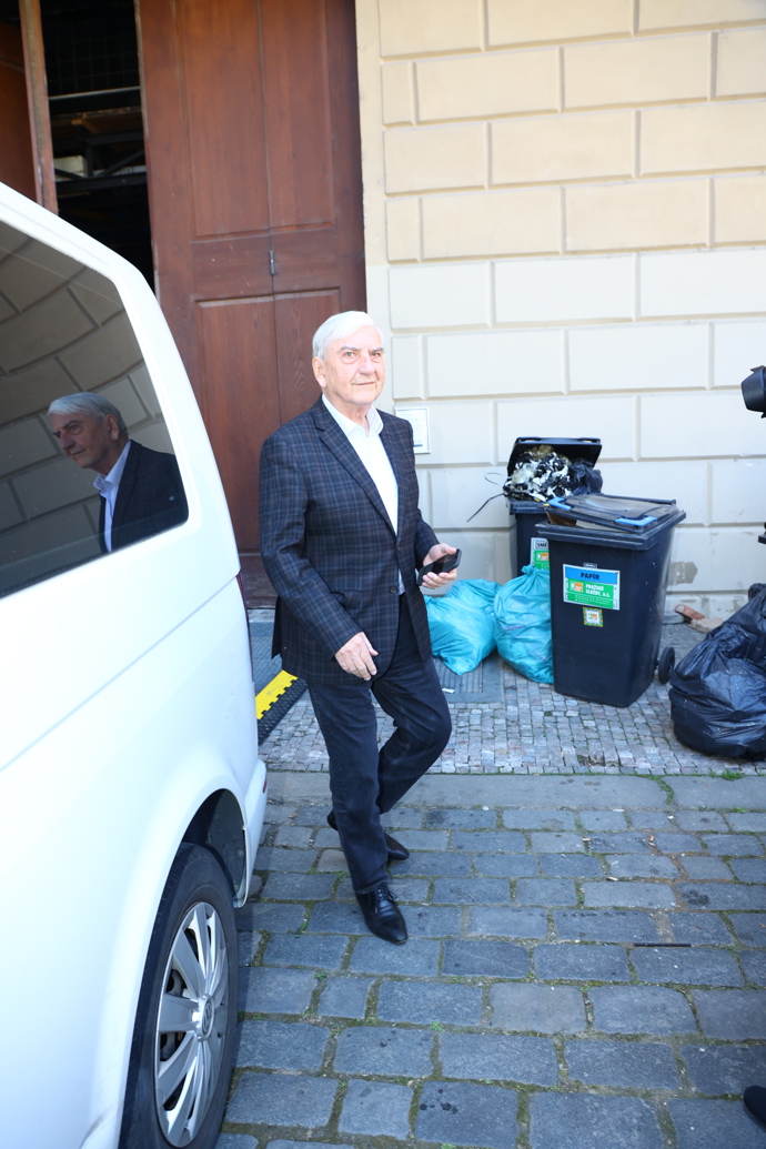 FOTO: Miroslav Donutil při odchodu.