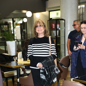 Slavná televizní hlasatelka nosí brýle s tónovanými skly.