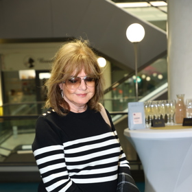 Marie Tomsová vyrazila na akci Hanky Kynychové ve sportovní eleganci - oblékla černý svetřík s bílými proužky a černé pohodlné kalhoty.