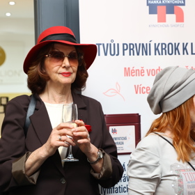 Ve společnosti si dopřála i sklenku prosecca.