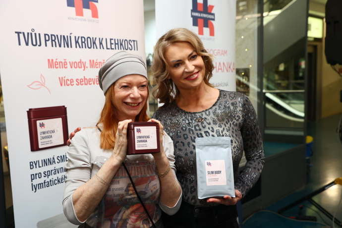FOTO: Hana Kynychová s herečkou Bárou Štěpánovou. – stránka 4