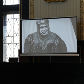 Nechybělo promítací plátno. 