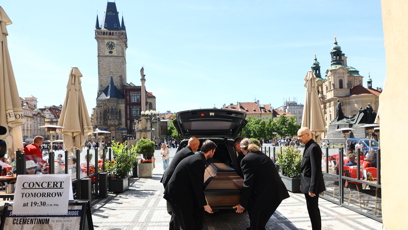 FOTO: Rakev dorazila na místo.