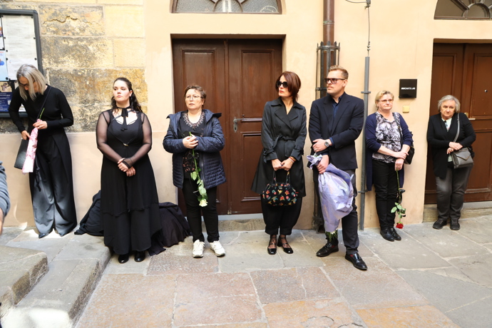 FOTO: První smuteční hosté. – stránka 45