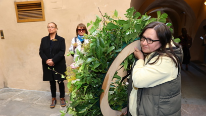 FOTO: Lidé nosili obří věnce.