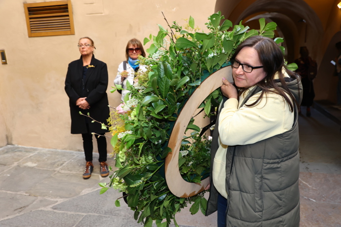 FOTO: Lidé nosili obří věnce. – stránka 43