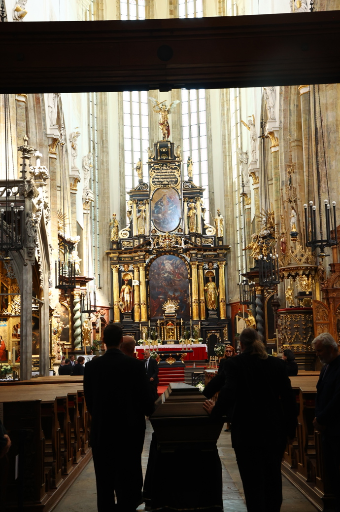 FOTO: Pohřeb Jana Potměšila se konal v chrámu Matky Boží před Týnem v Praze. – stránka 41