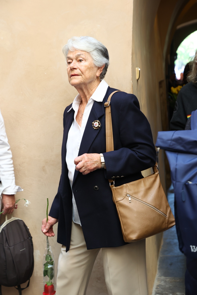 FOTO: Smuteční hosté na pohřbu. – stránka 37