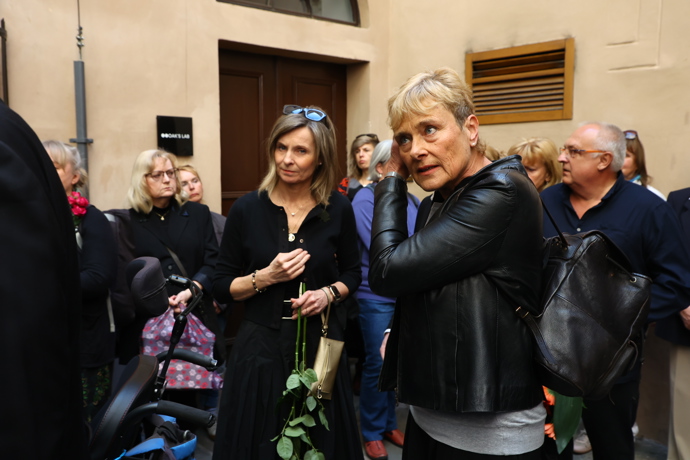 FOTO: Na pohřeb dorazila Marie Retková. – stránka 32